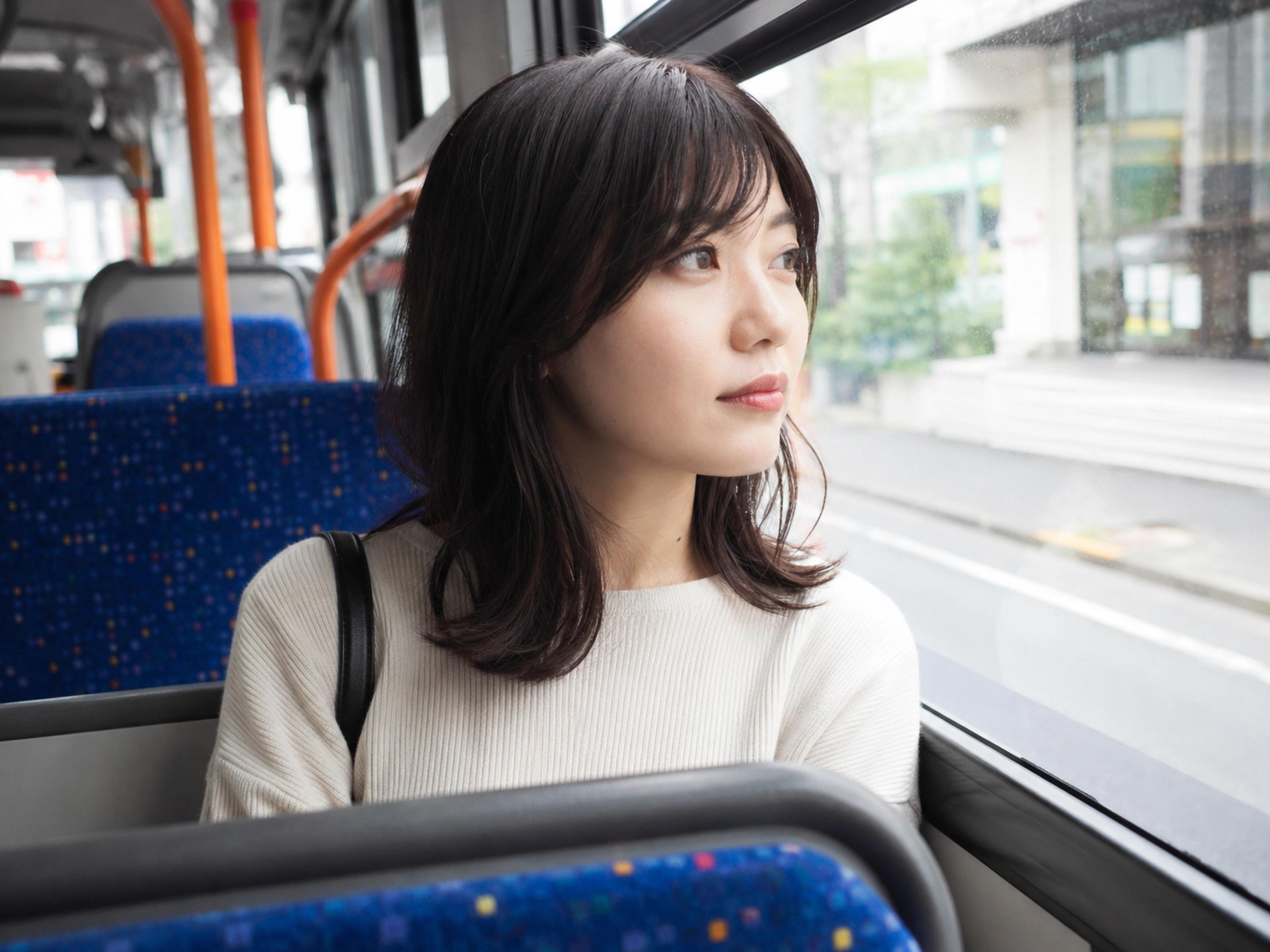 「バスの中にいる女性を生成してください」とだけ指定